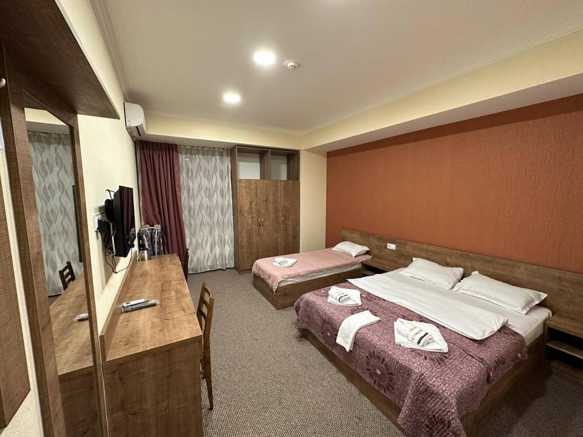 5 Rooms Near 300 Aragveli Metro Station ティビリシ エクステリア 写真