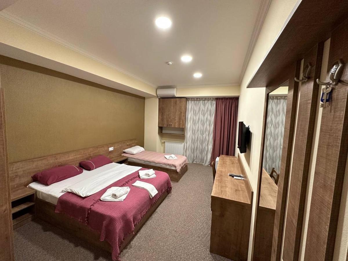 5 Rooms Near 300 Aragveli Metro Station ティビリシ エクステリア 写真