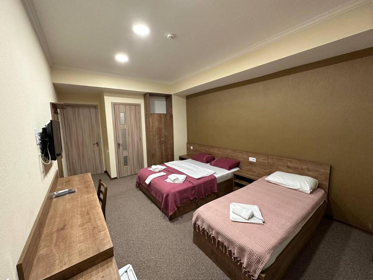 5 Rooms Near 300 Aragveli Metro Station ティビリシ エクステリア 写真