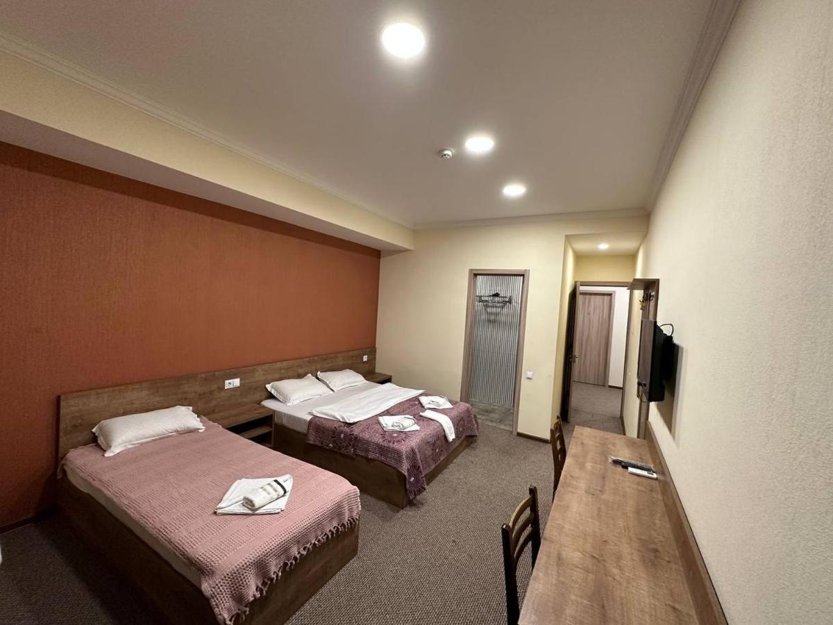 5 Rooms Near 300 Aragveli Metro Station ティビリシ エクステリア 写真