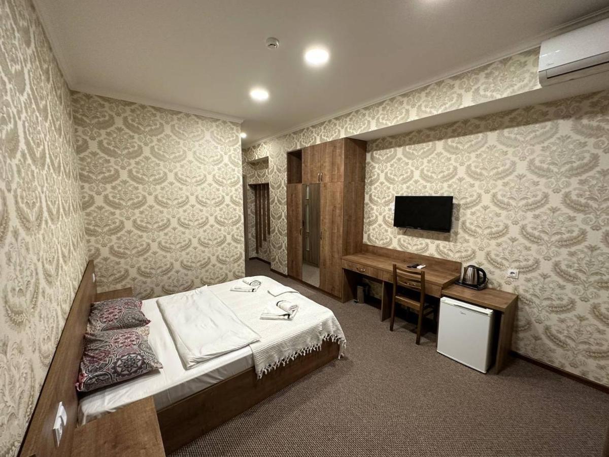 5 Rooms Near 300 Aragveli Metro Station ティビリシ エクステリア 写真