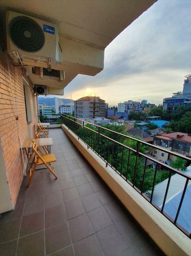 5 Rooms Near 300 Aragveli Metro Station ティビリシ エクステリア 写真